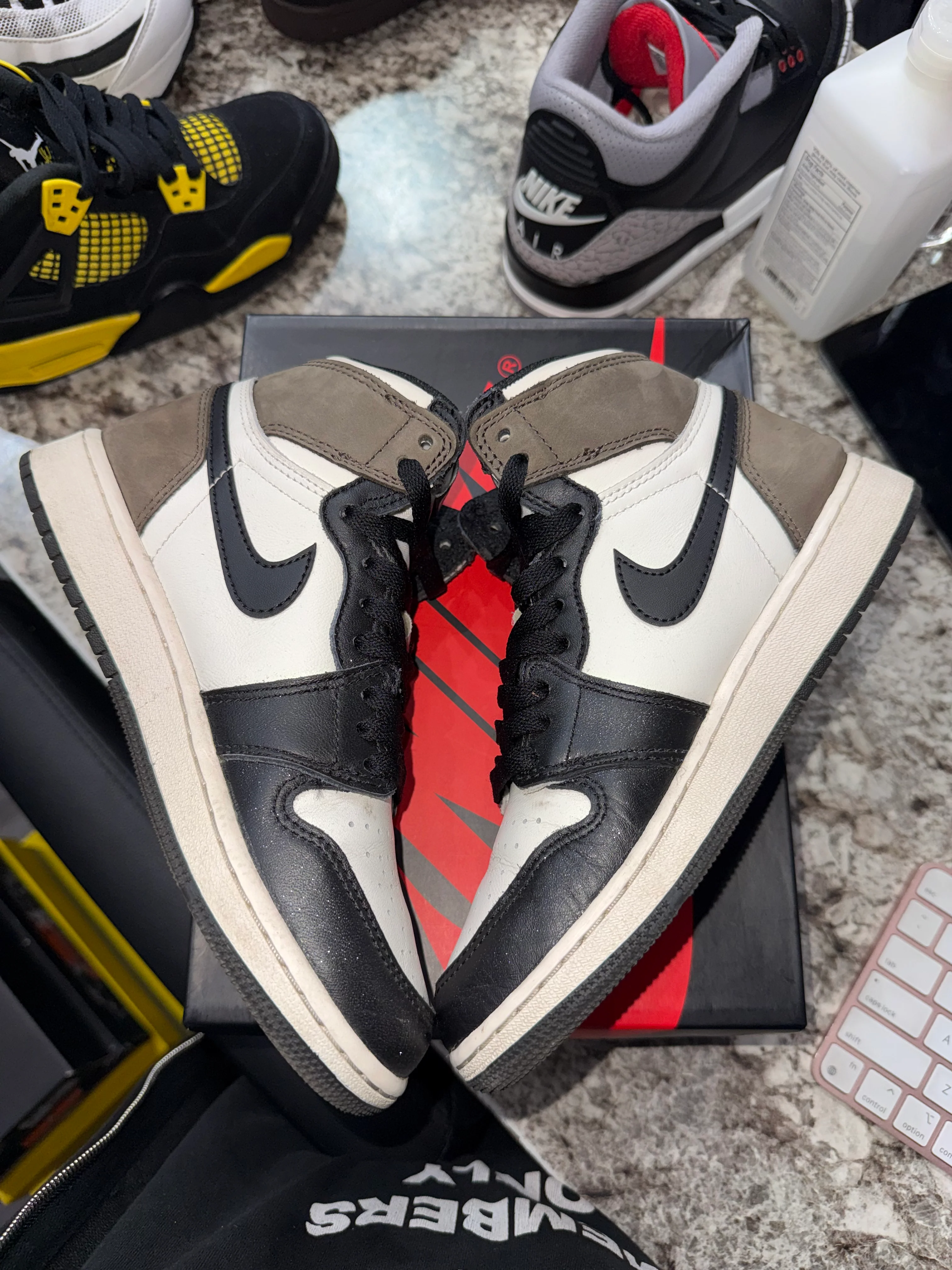 Jordan 1 Retro High Dark Mocha (GS) - Image 4
