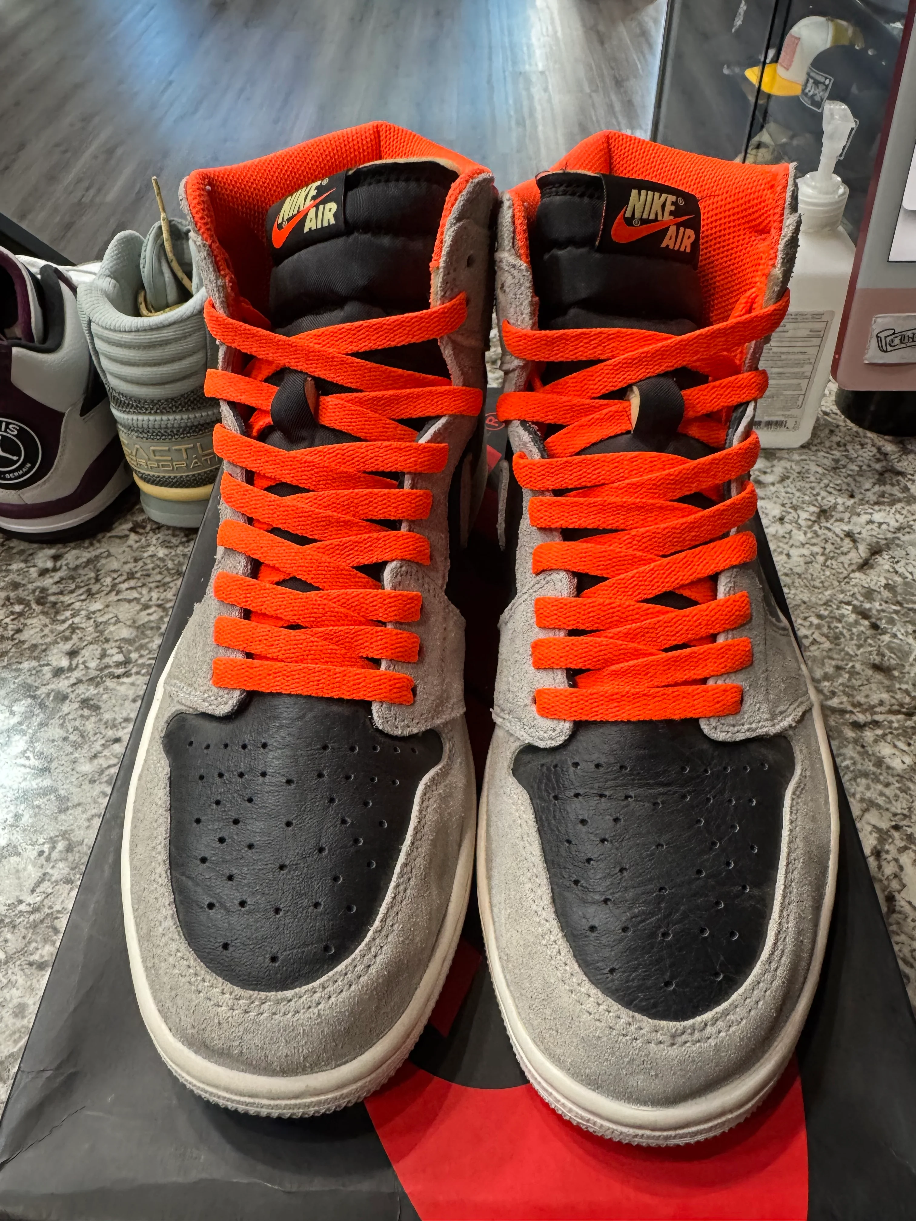 Jordan 1 Retro High Neutral Grey Hyper Crimson (Damaged Box) - Image 2