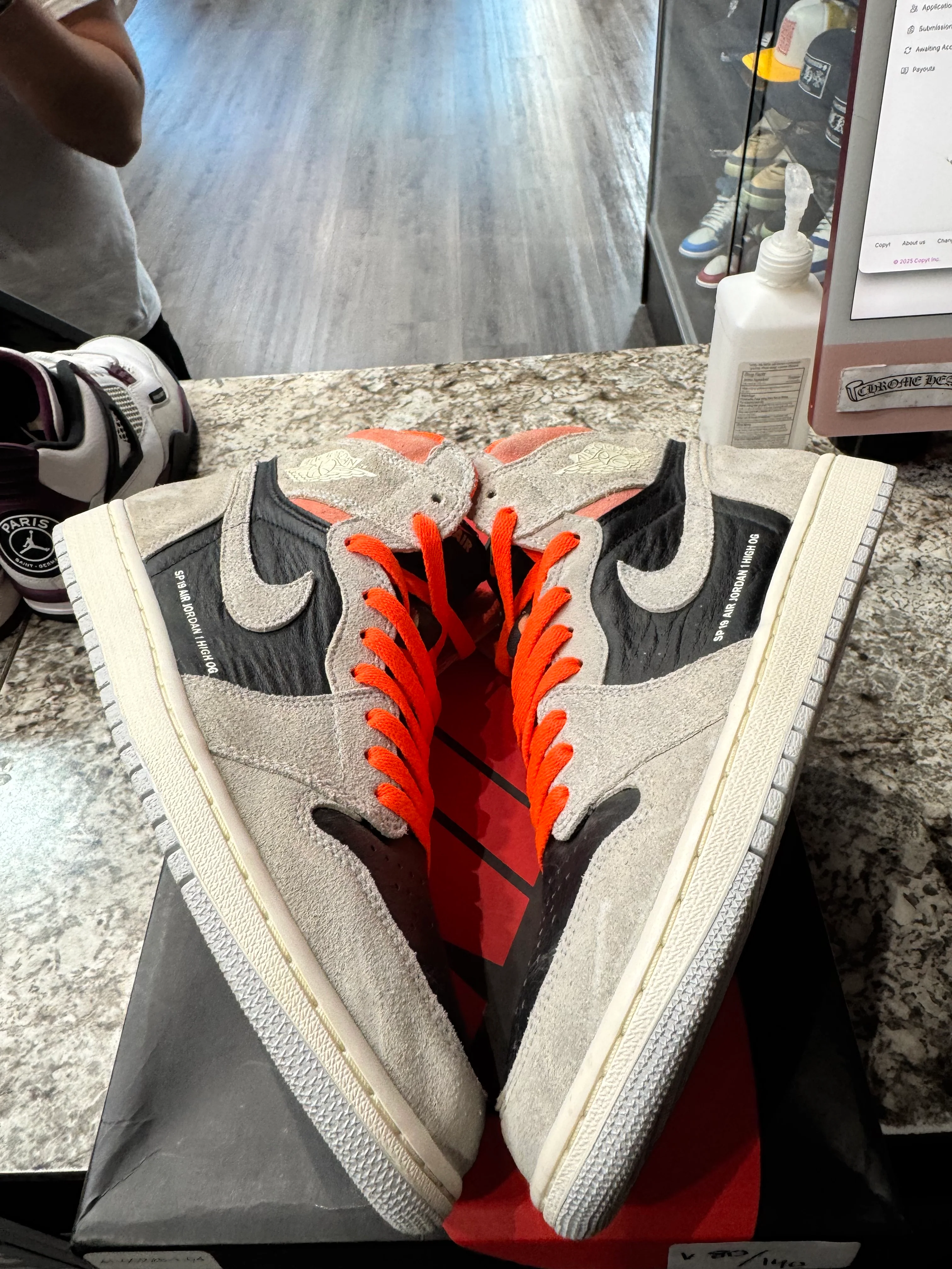 Jordan 1 Retro High Neutral Grey Hyper Crimson (Damaged Box) - Image 3