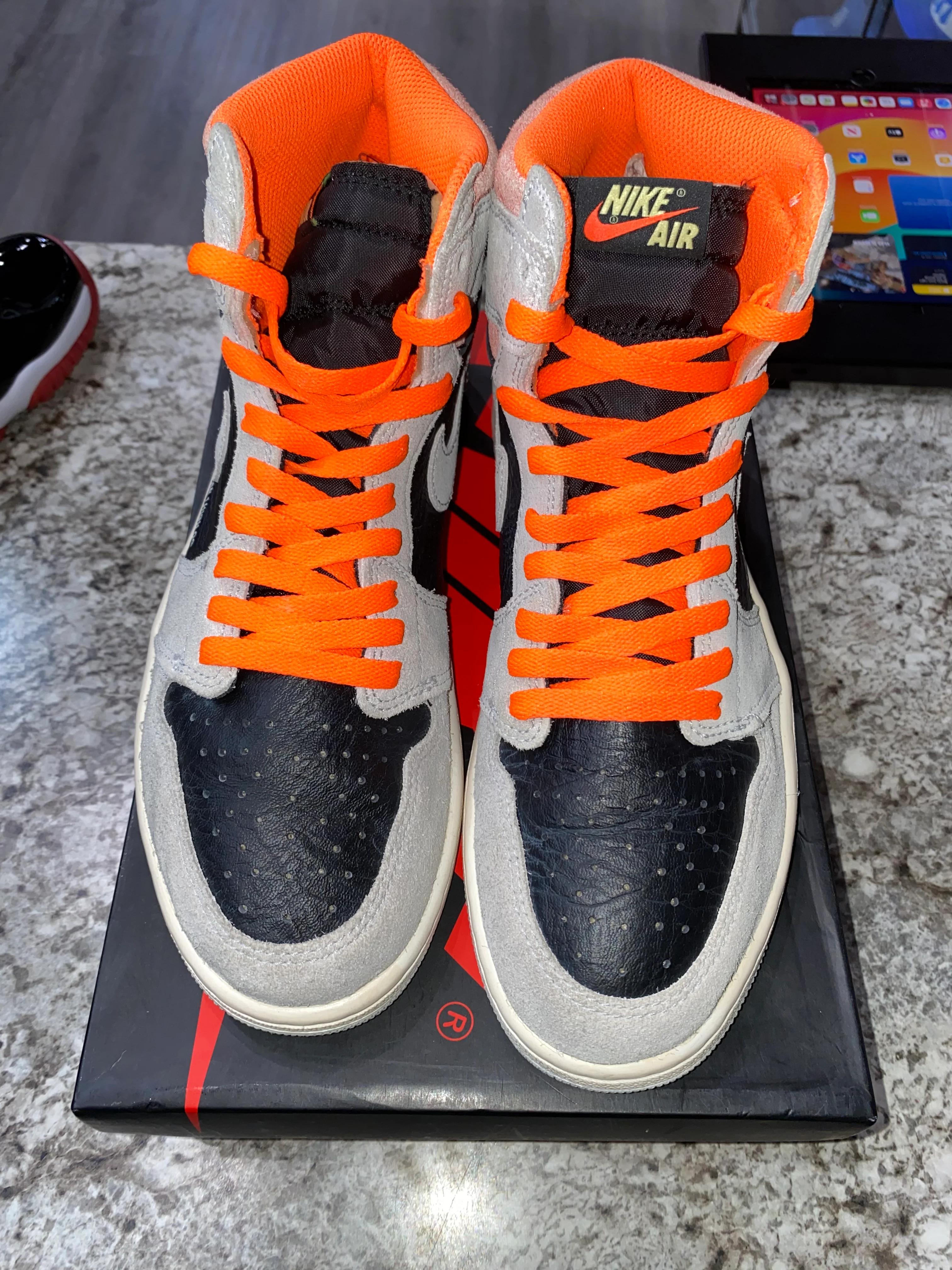Jordan 1 Retro High Neutral Grey Hyper Crimson (DAMAGED BOX) - Image 2