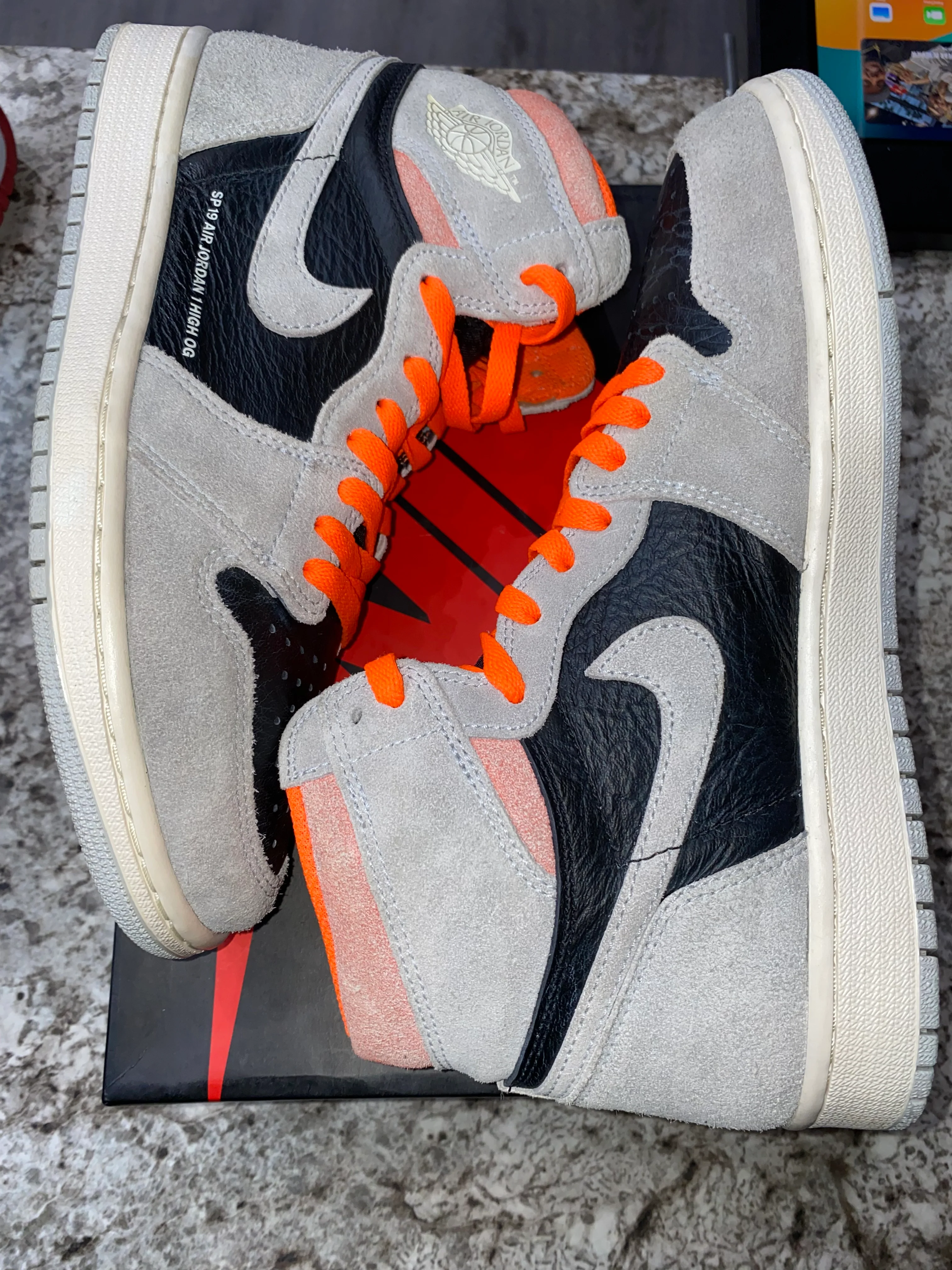 Jordan 1 Retro High Neutral Grey Hyper Crimson (DAMAGED BOX) - Image 3