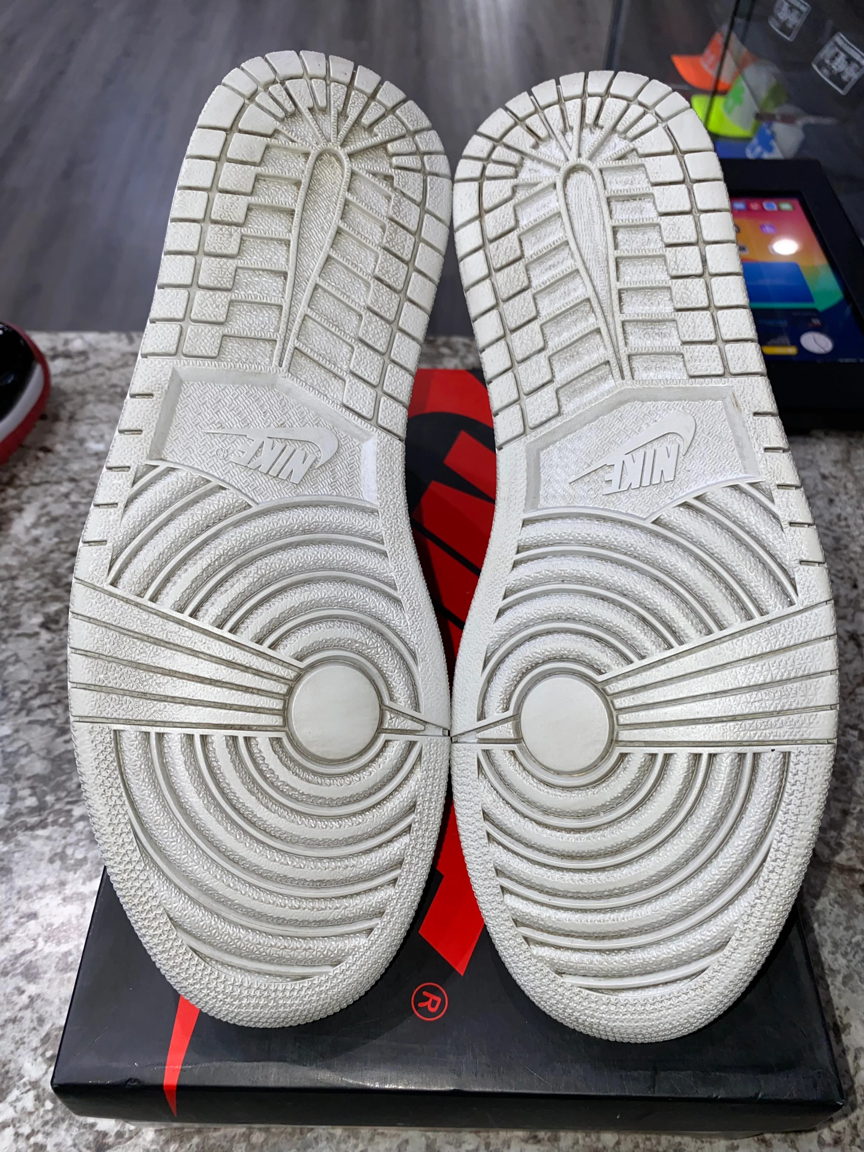 Jordan 1 Retro High Neutral Grey Hyper Crimson (DAMAGED BOX) - Image 4
