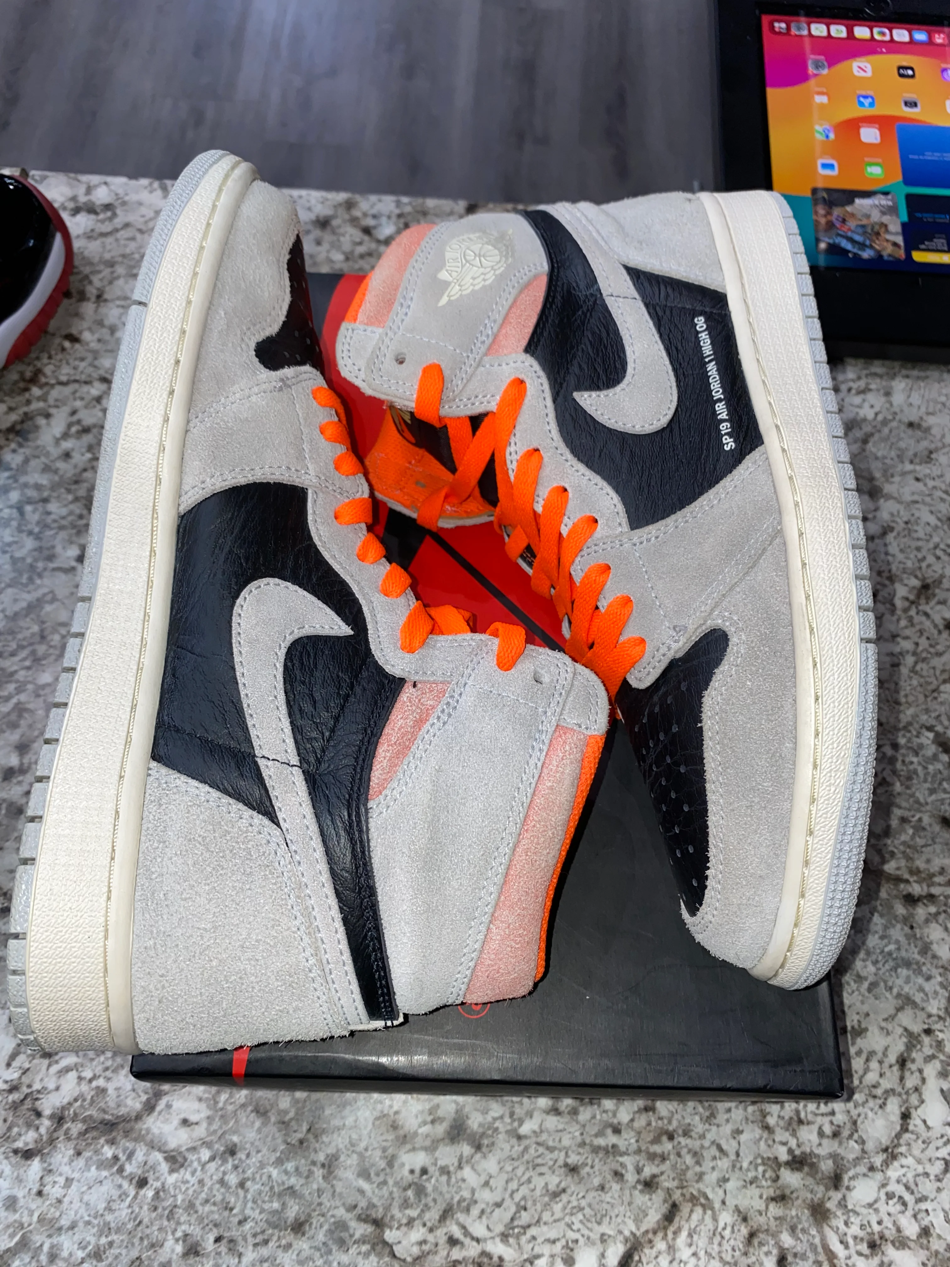 Jordan 1 Retro High Neutral Grey Hyper Crimson (DAMAGED BOX) - Image 5