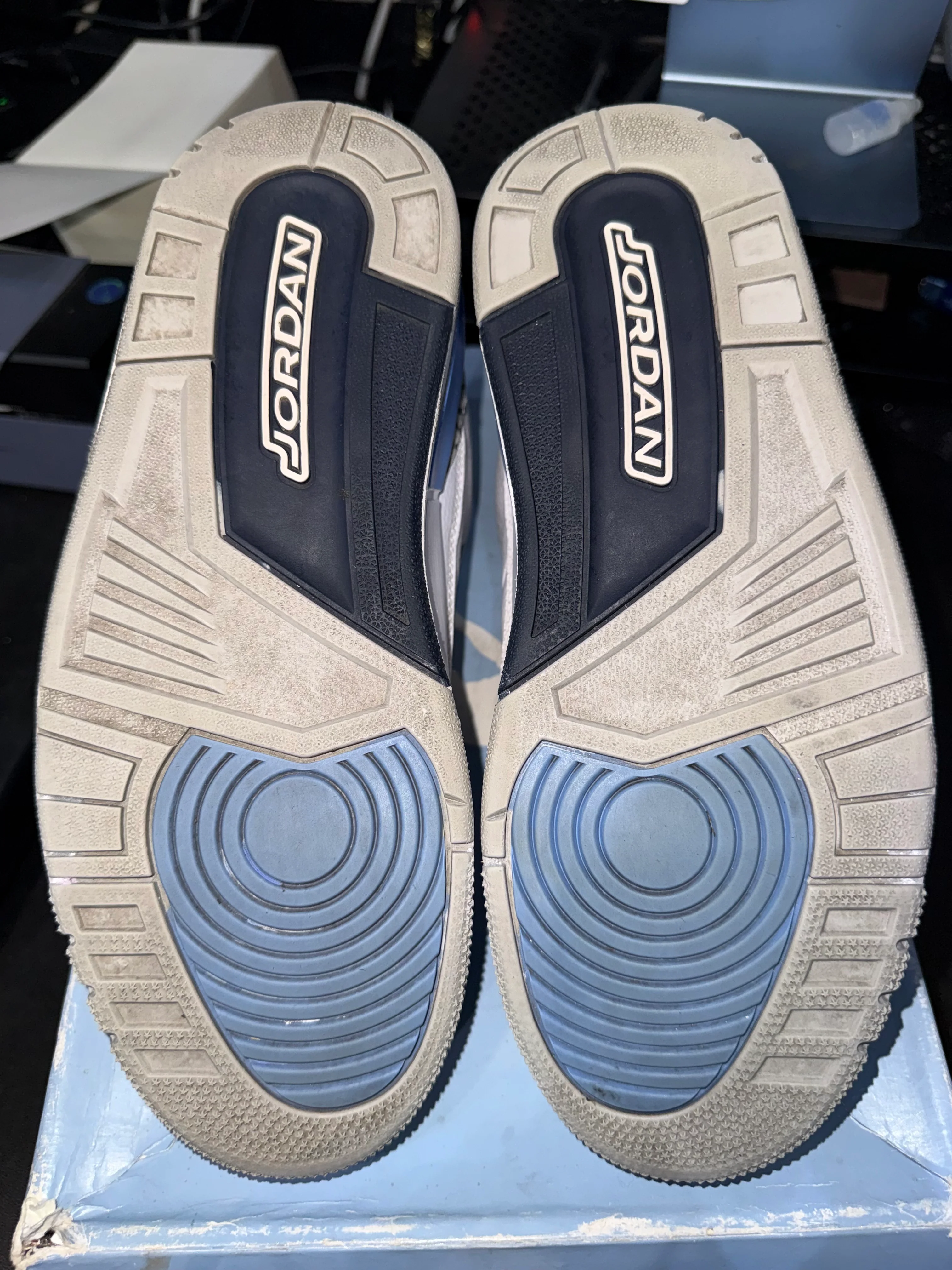 Jordan 3 Retro UNC (2020) (YARD SALE) (DAMAGED BOX) - Image 4