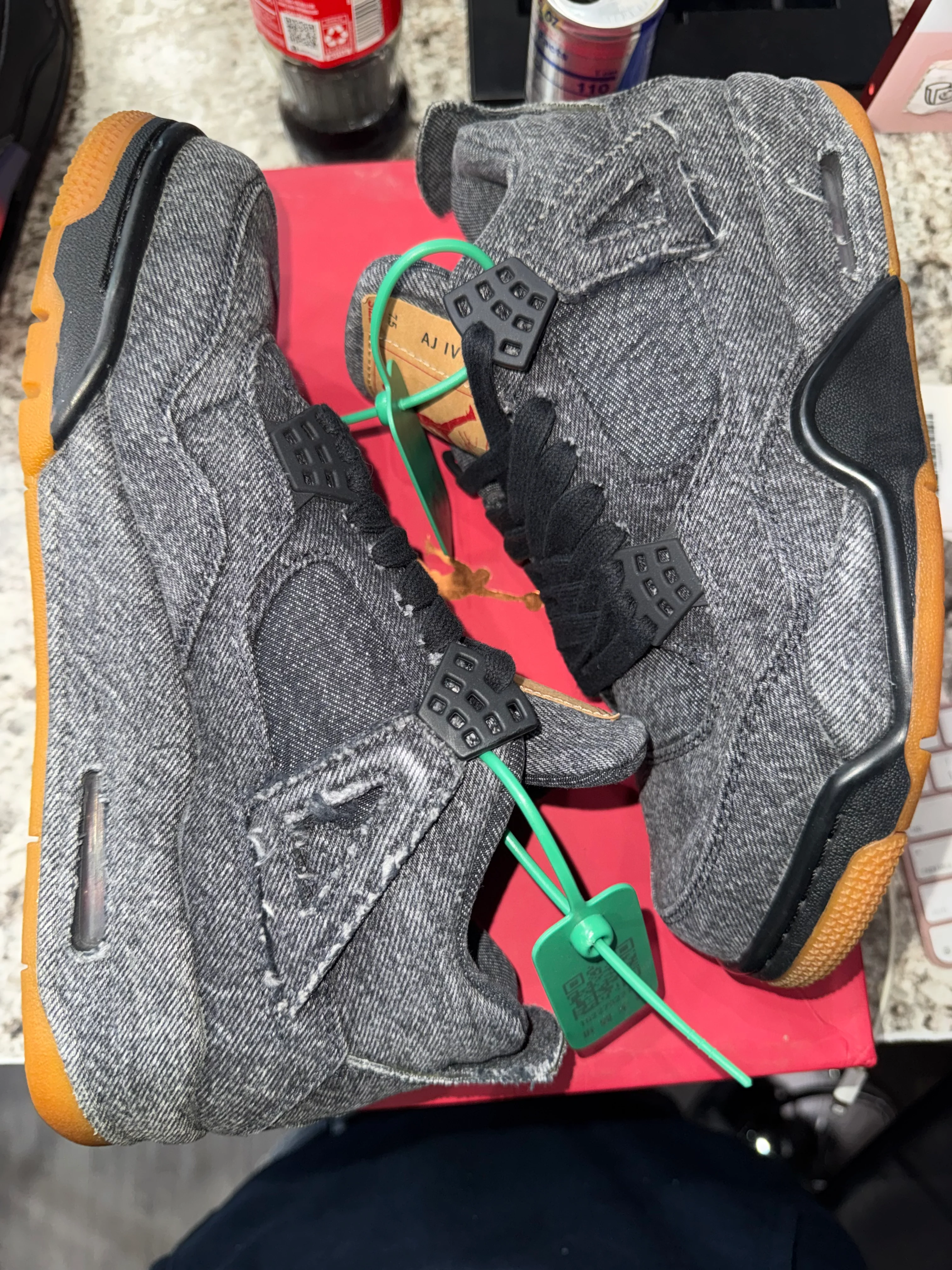 Jordan 4 Retro Levi's Black (Levi's Tag) - Image 4