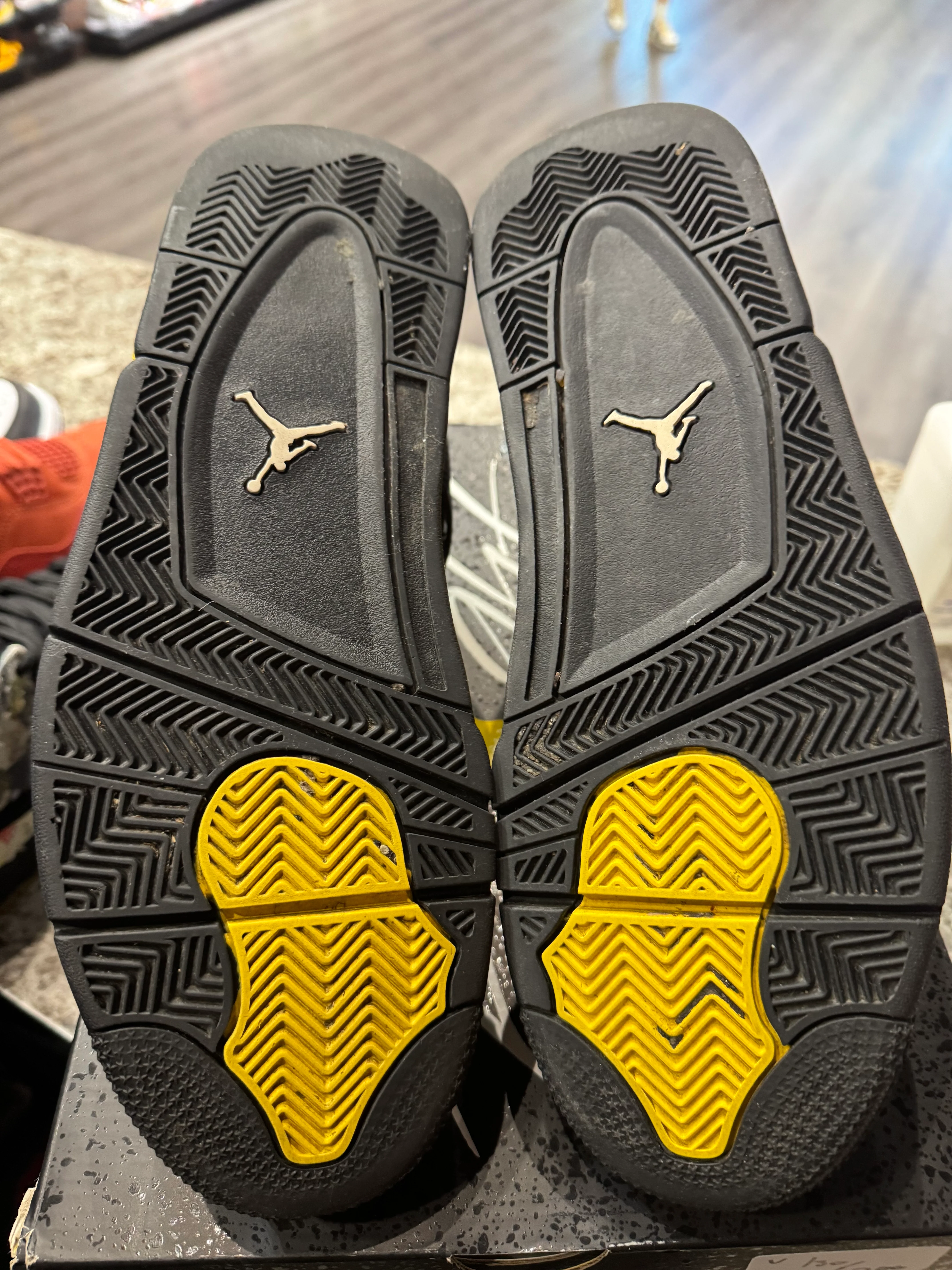 Jordan 4 Retro Thunder (2023) - Image 3