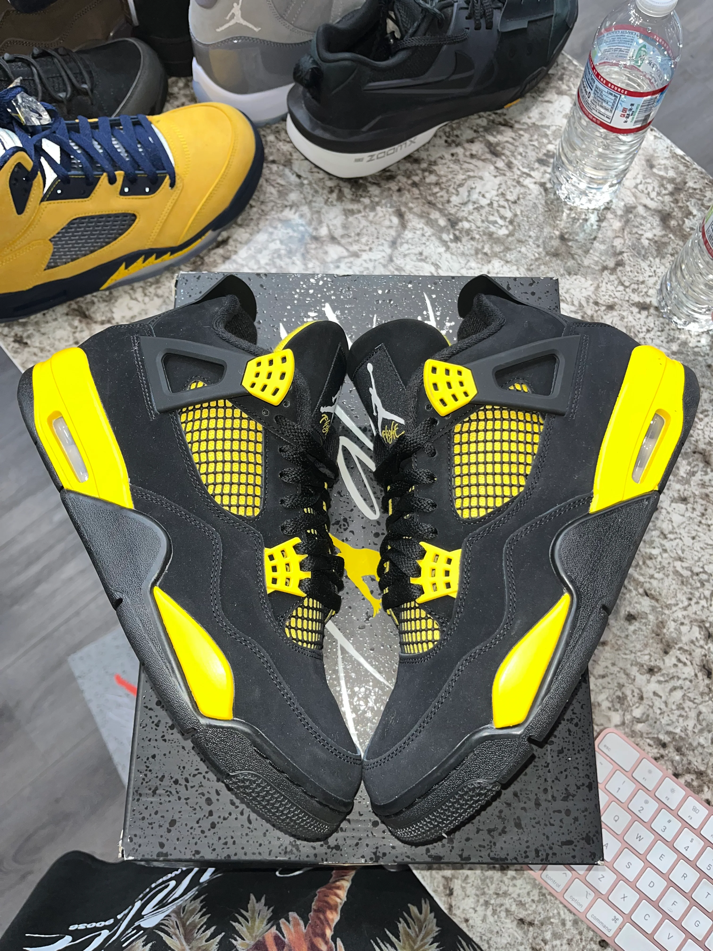 Jordan 4 Retro Thunder (2023) - Image 3