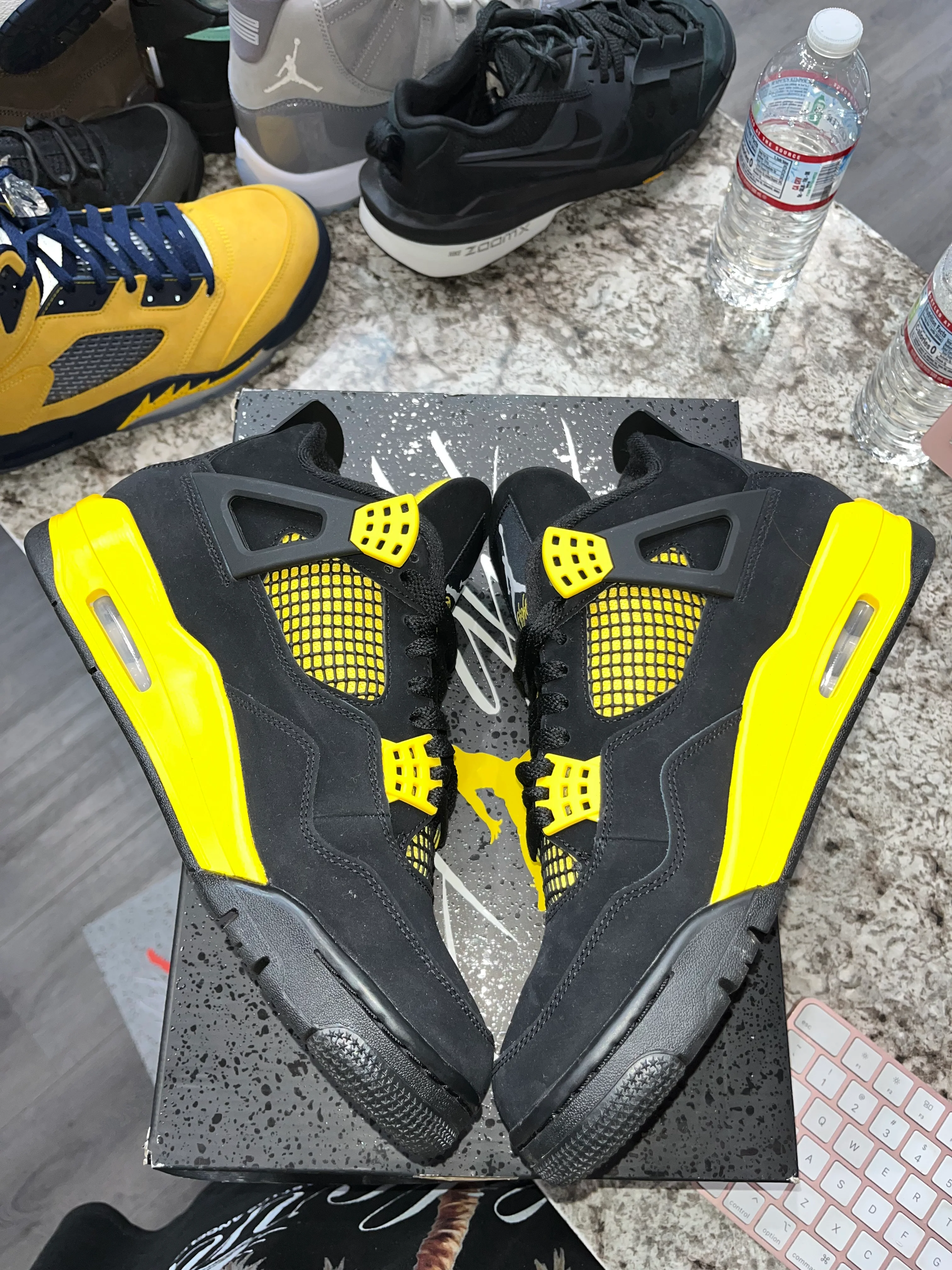 Jordan 4 Retro Thunder (2023) - Image 4