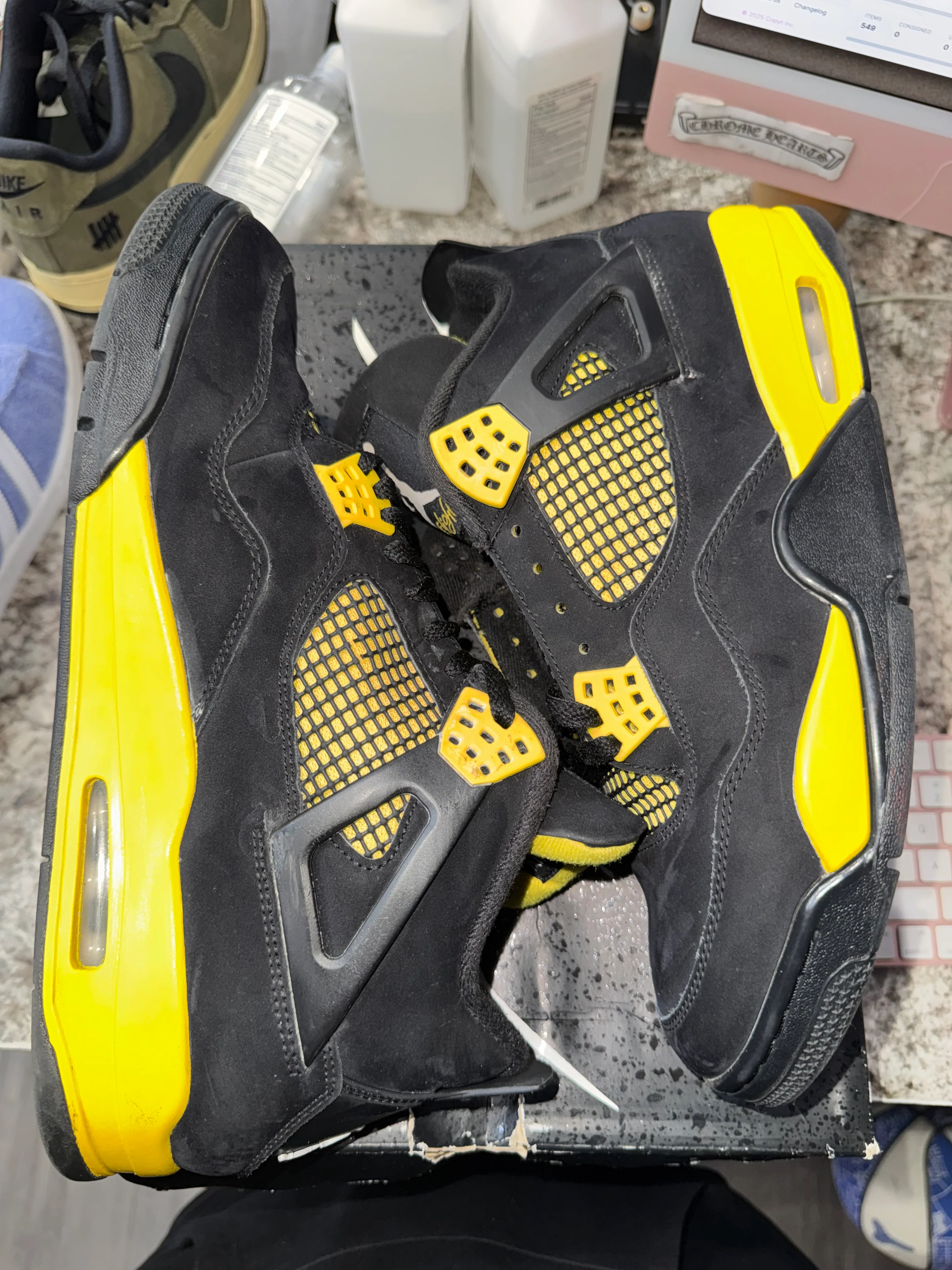 Jordan 4 Retro Thunder (2023) - Image 2
