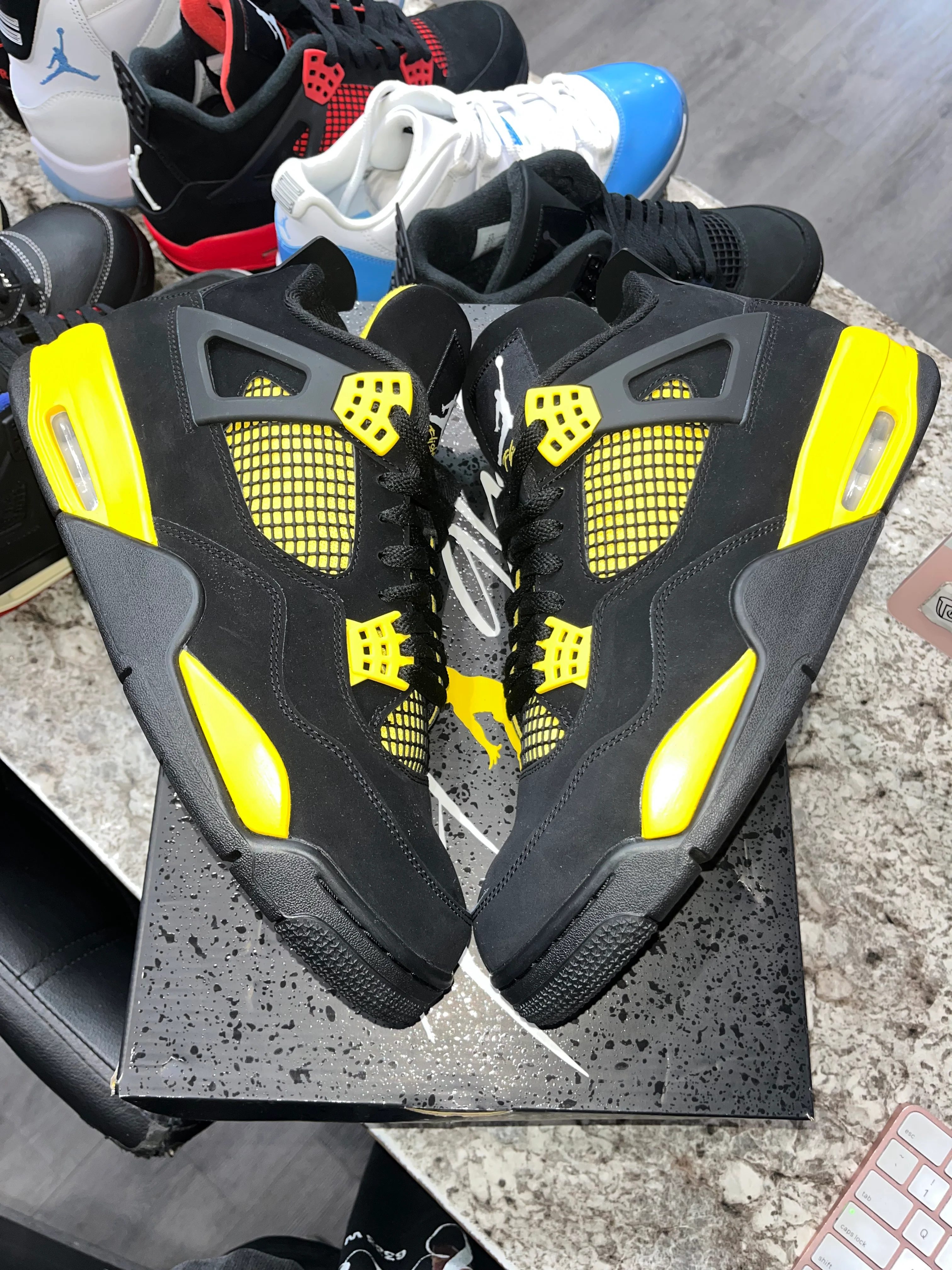 Jordan 4 Retro Thunder (2023) - Image 2