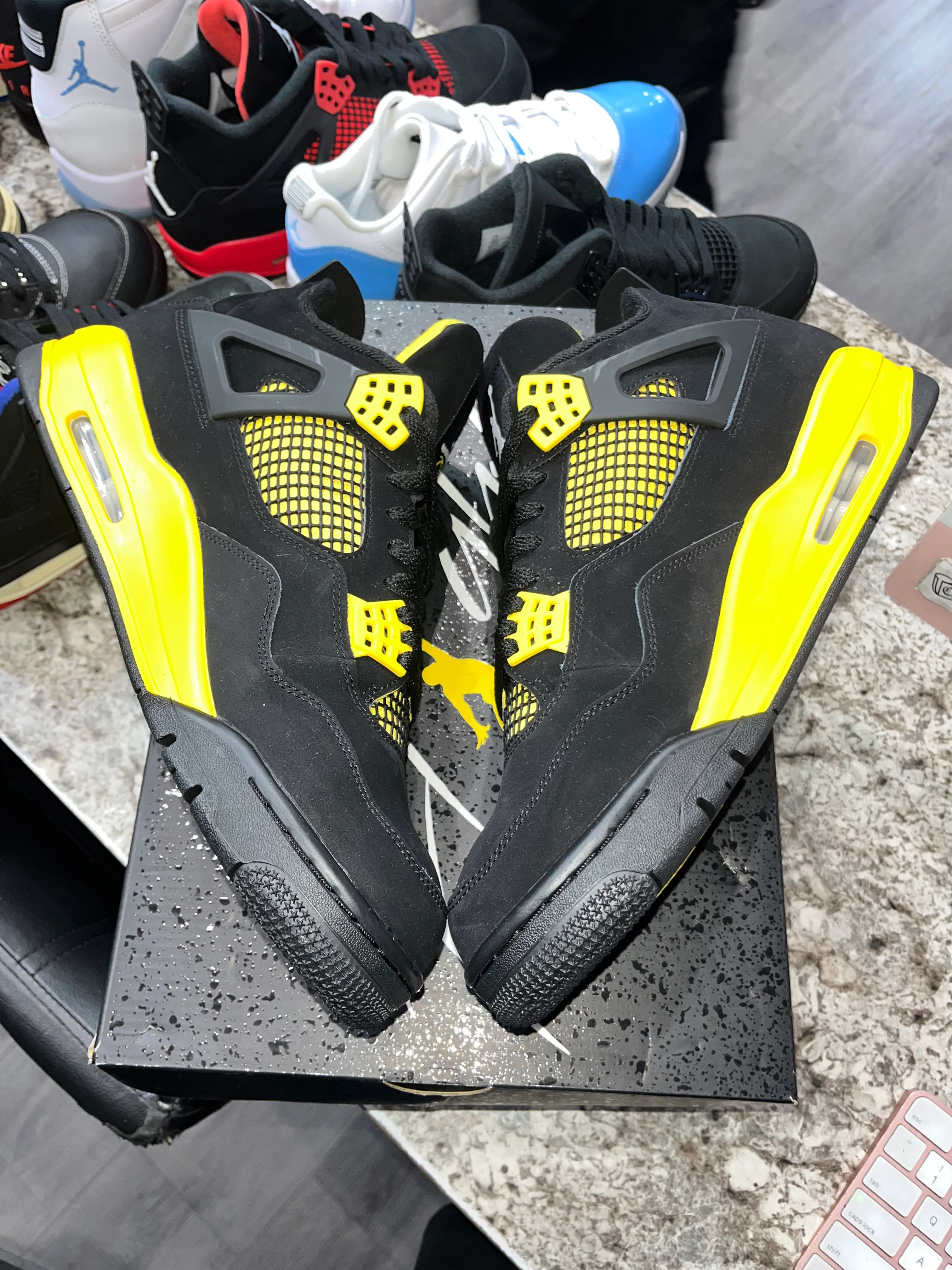 Jordan 4 Retro Thunder (2023) - Image 3
