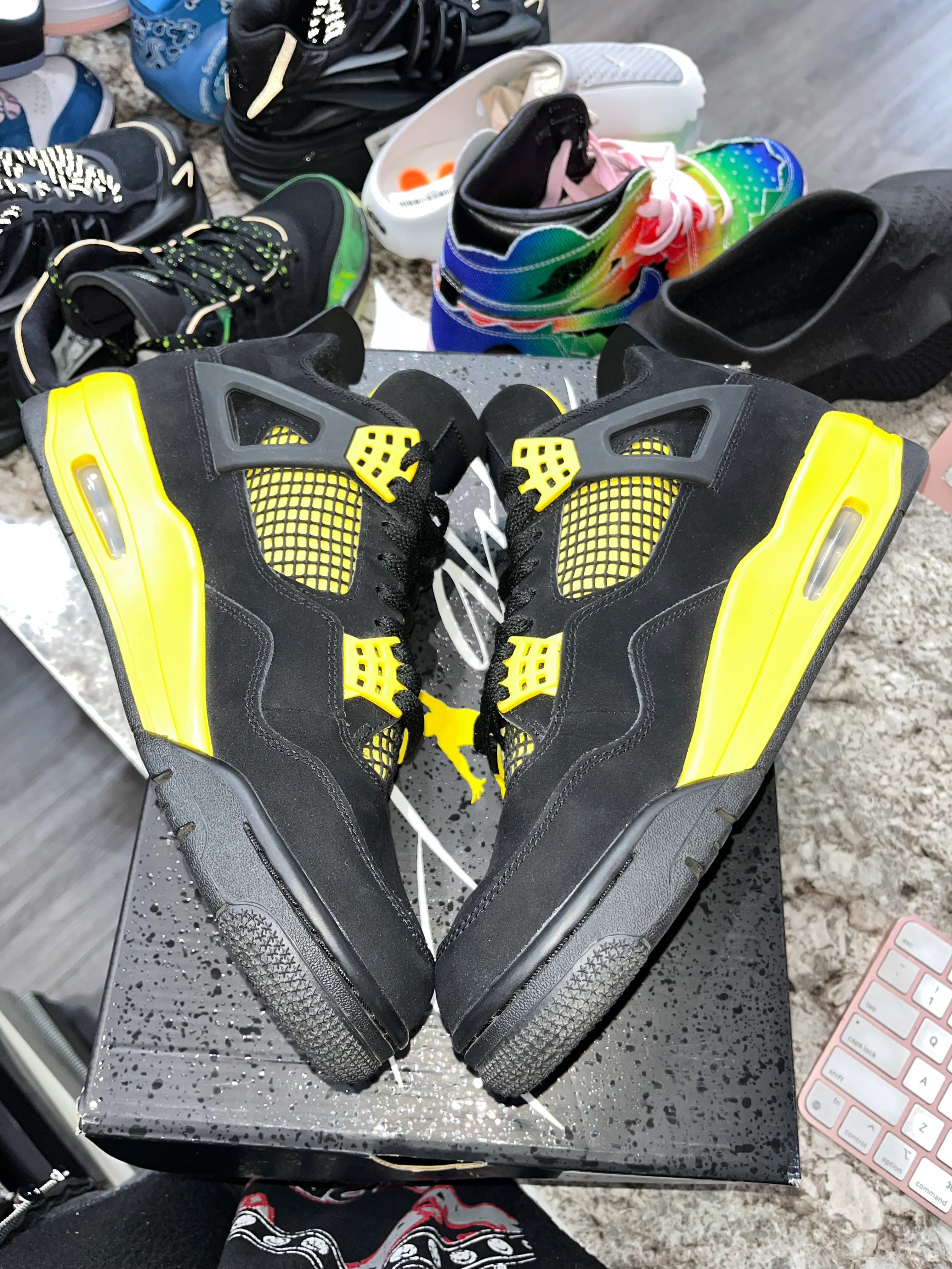 Jordan 4 Retro Thunder (2023) - Image 3