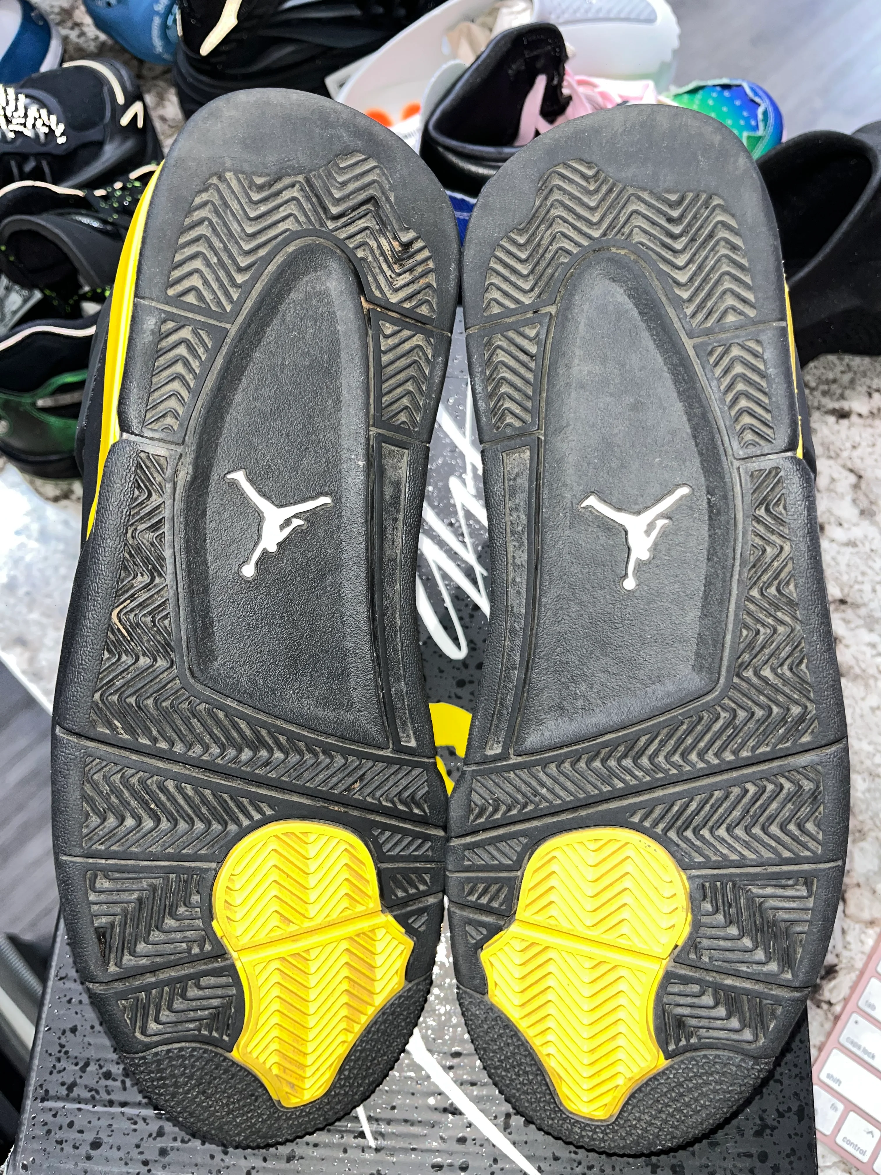 Jordan 4 Retro Thunder (2023) - Image 4