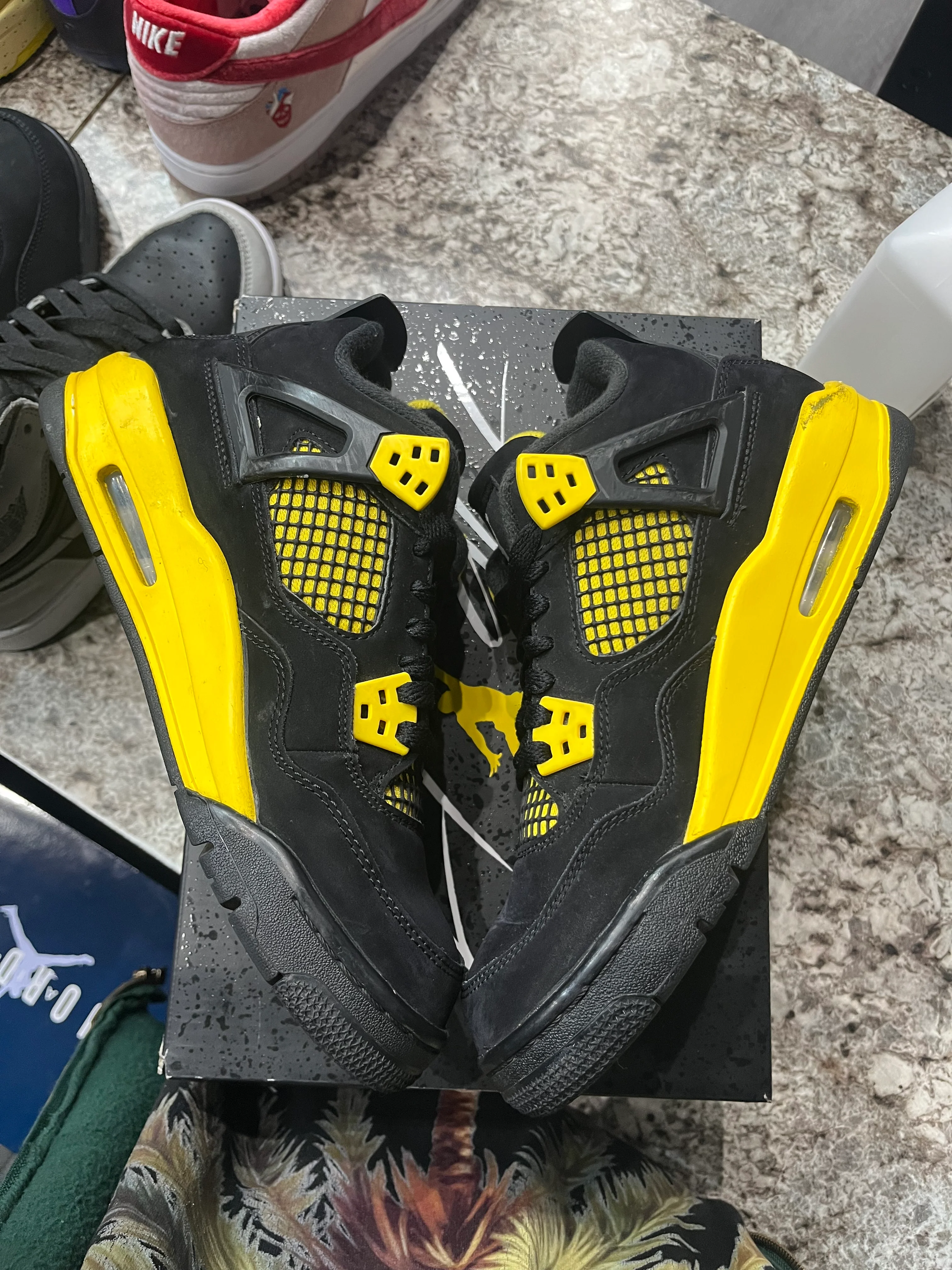 Jordan 4 Retro Thunder (2023) (GS) - Image 4