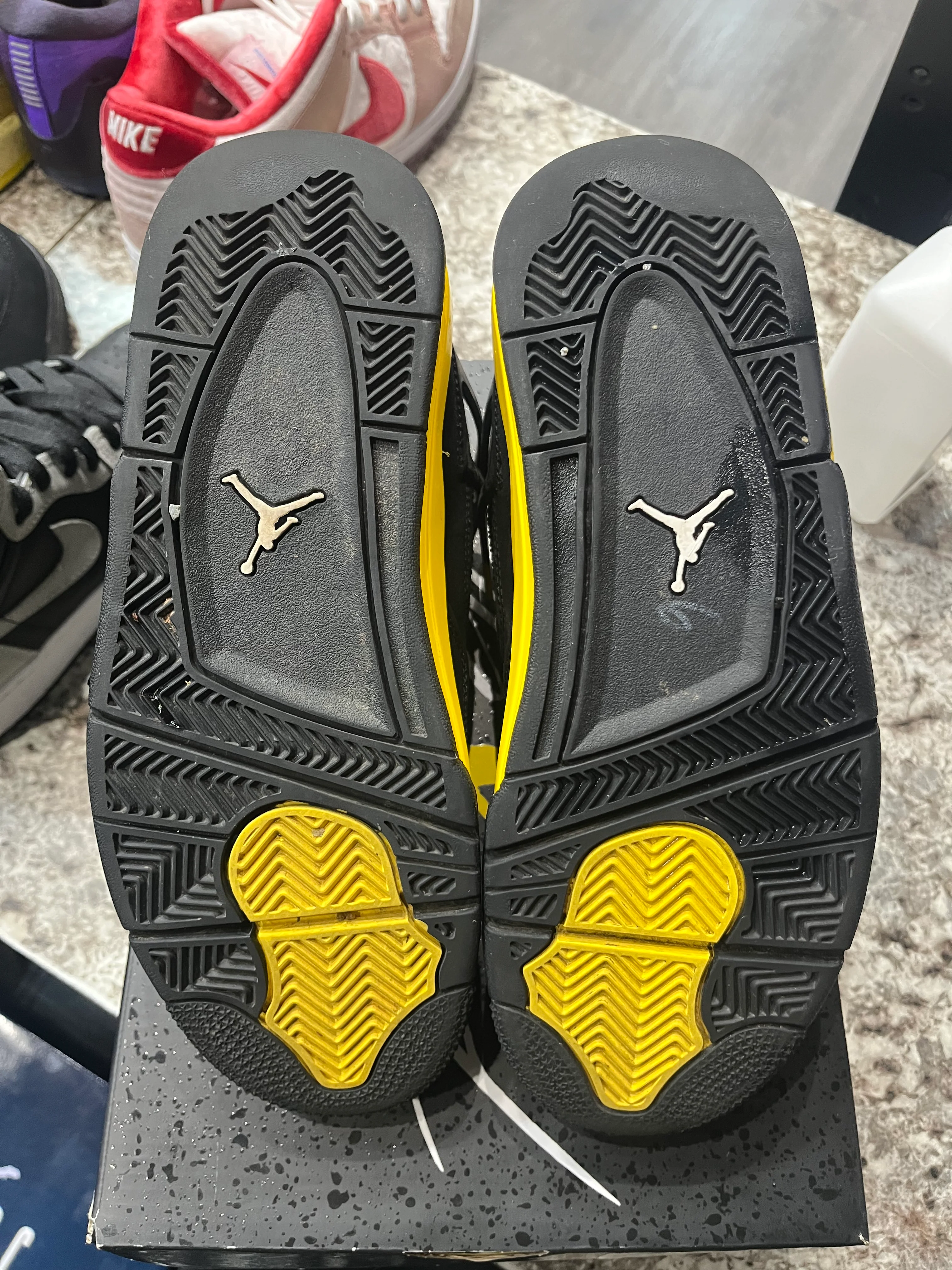 Jordan 4 Retro Thunder (2023) (GS) - Image 5