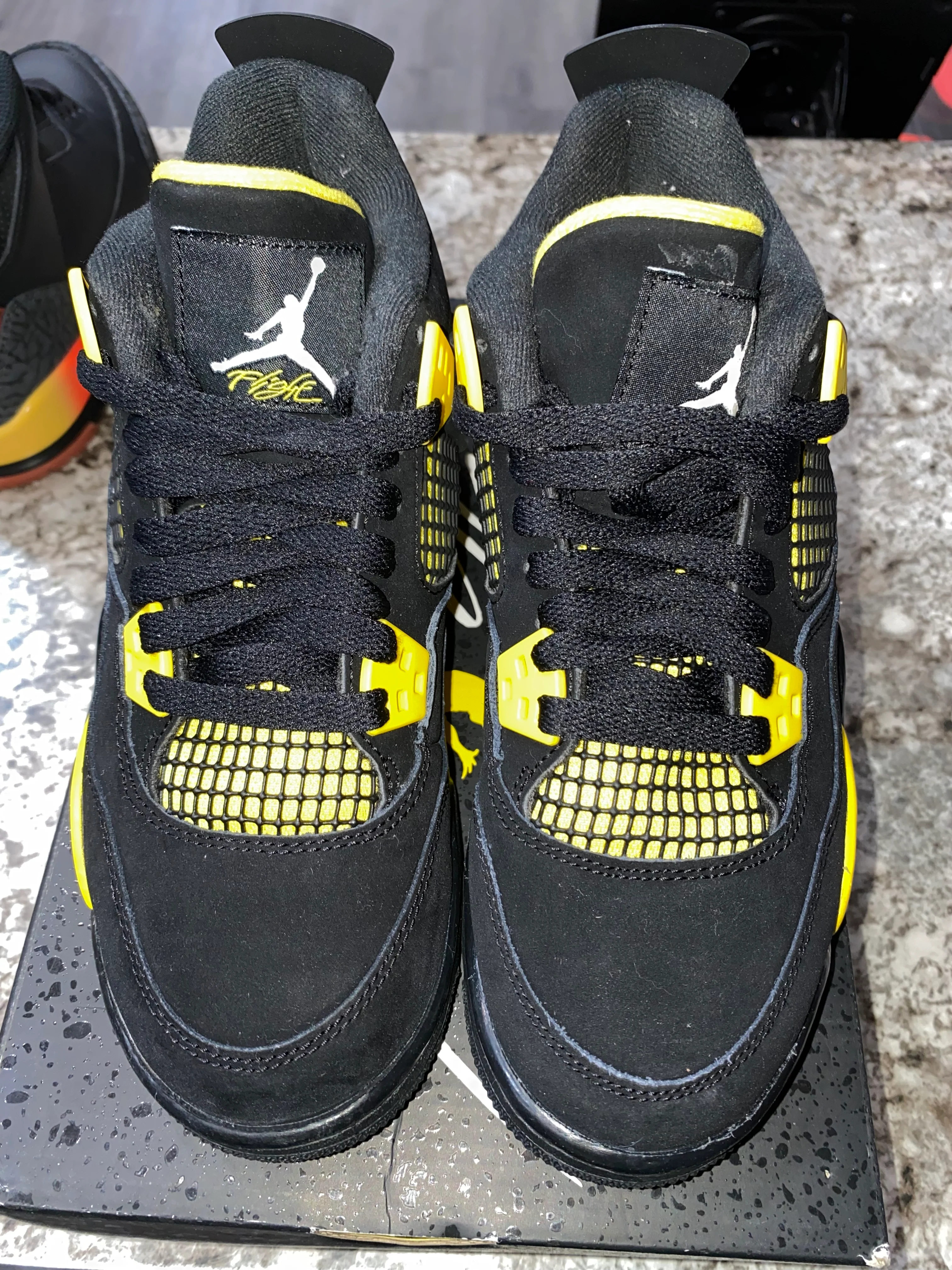 Jordan 4 Retro Thunder (2023) (GS) (DAMAGED BOX) - Image 2