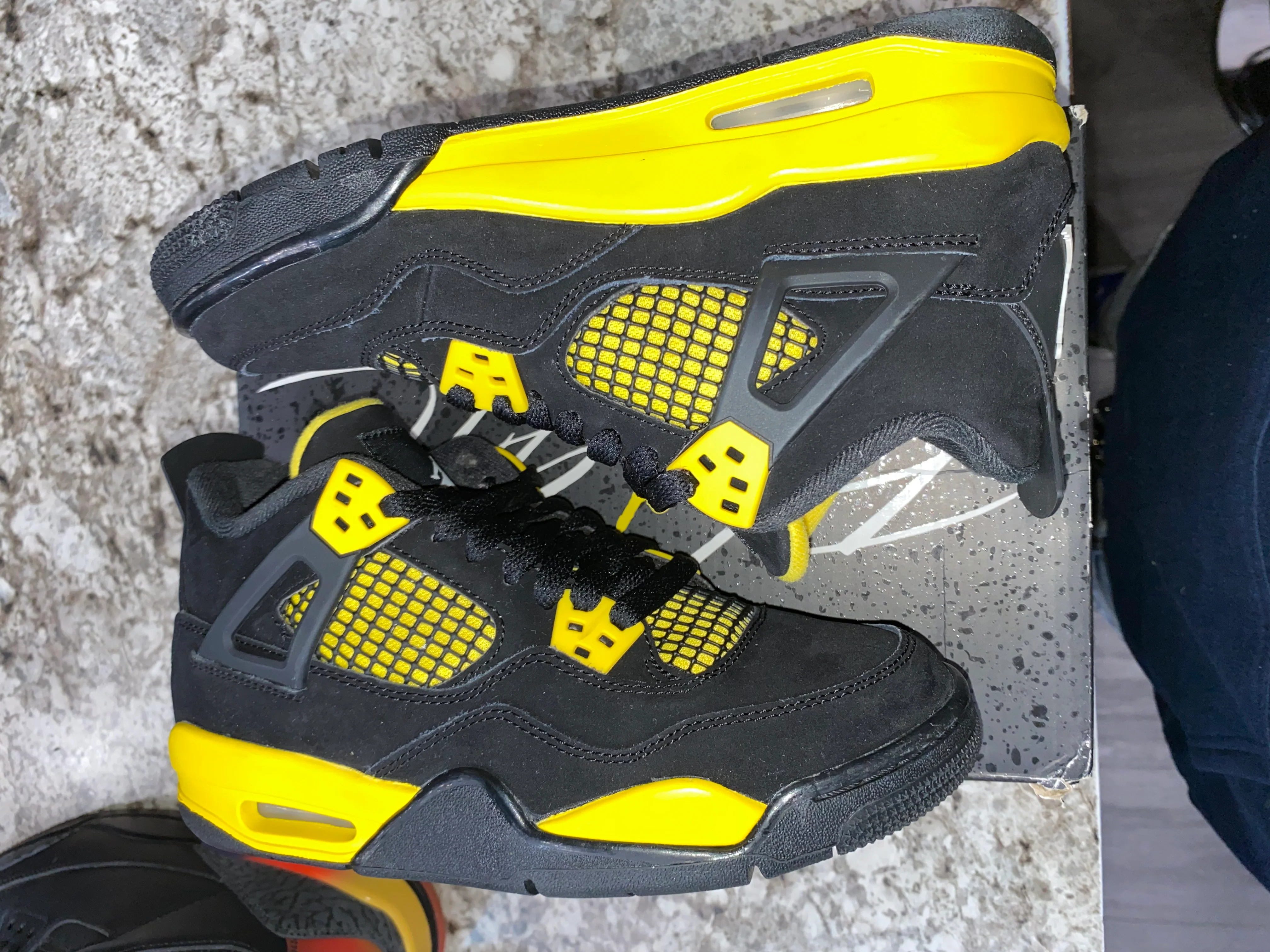 Jordan 4 Retro Thunder (2023) (GS) (DAMAGED BOX) - Image 3