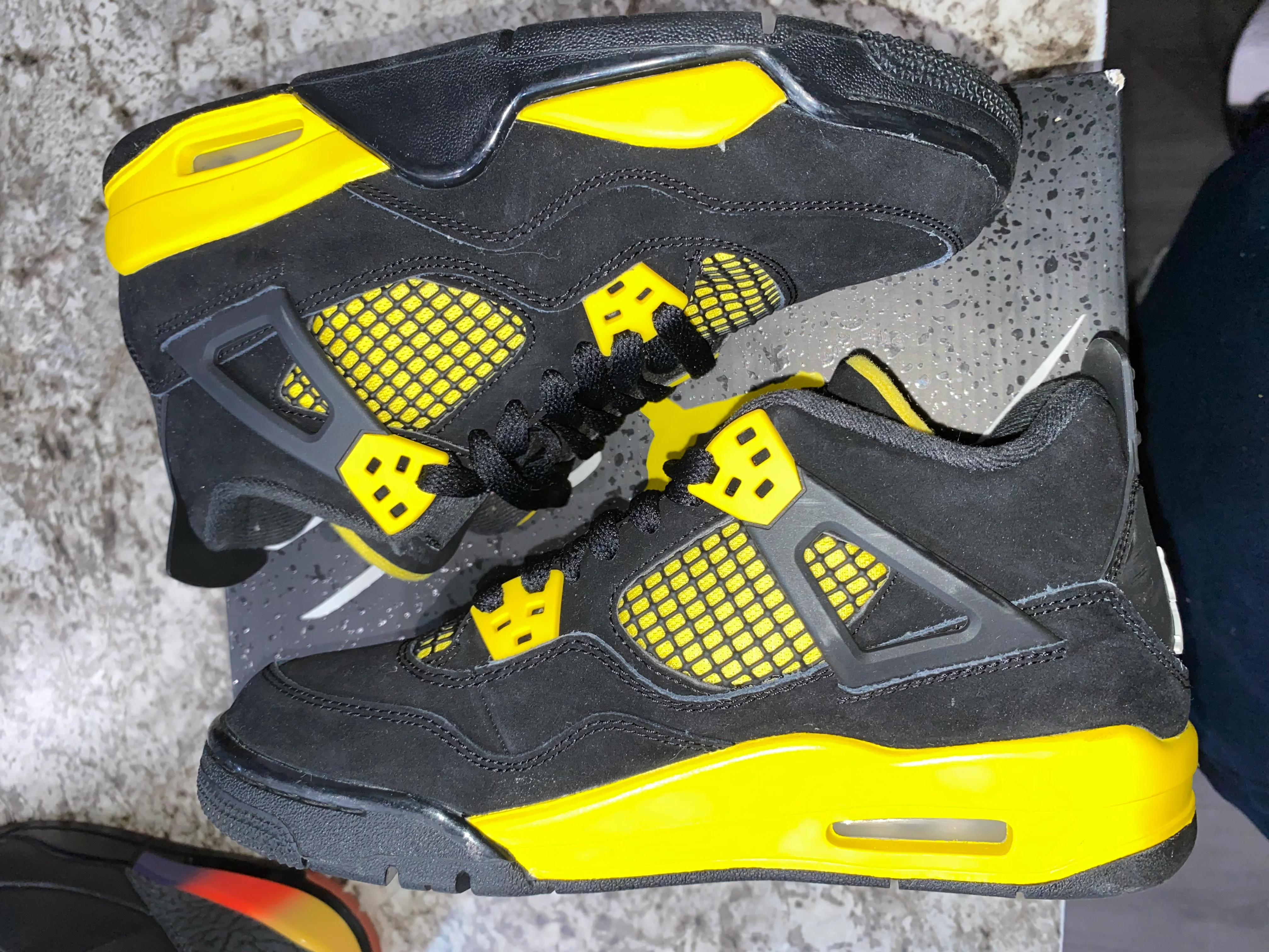 Jordan 4 Retro Thunder (2023) (GS) (DAMAGED BOX) - Image 4