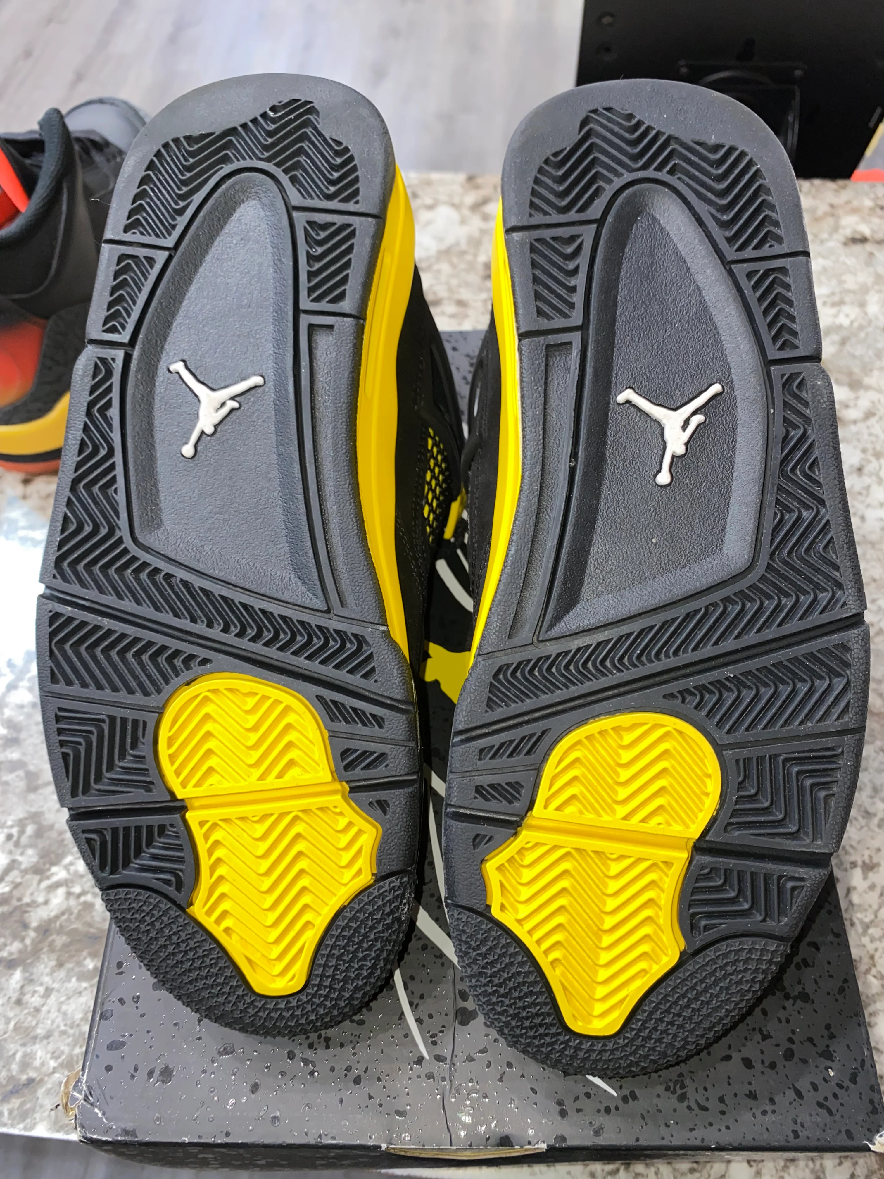 Jordan 4 Retro Thunder (2023) (GS) (DAMAGED BOX) - Image 5
