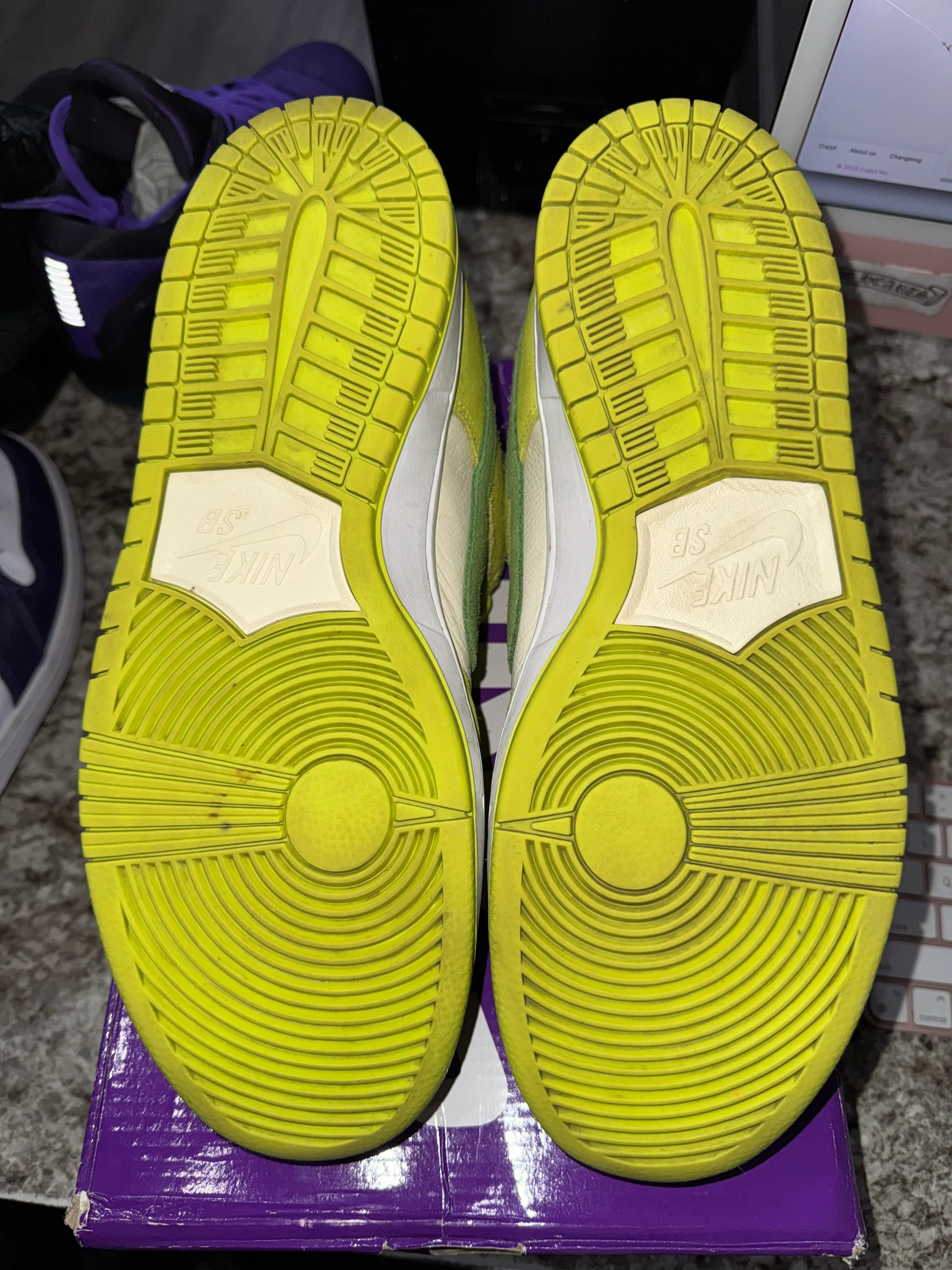 Nike SB Dunk Low Green Apple (DAMAGED BOX) - Image 4